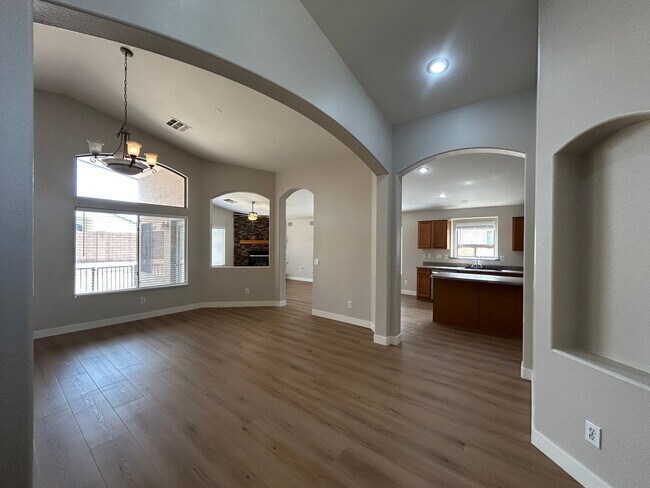Building Photo - 434 E Chicory Pl