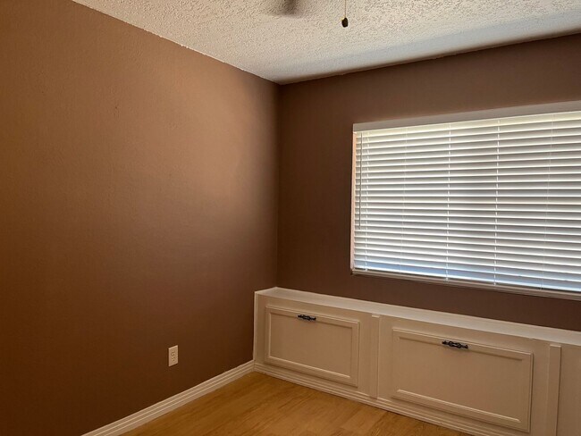 Building Photo - 4-Bedroom Home in Hesperia!