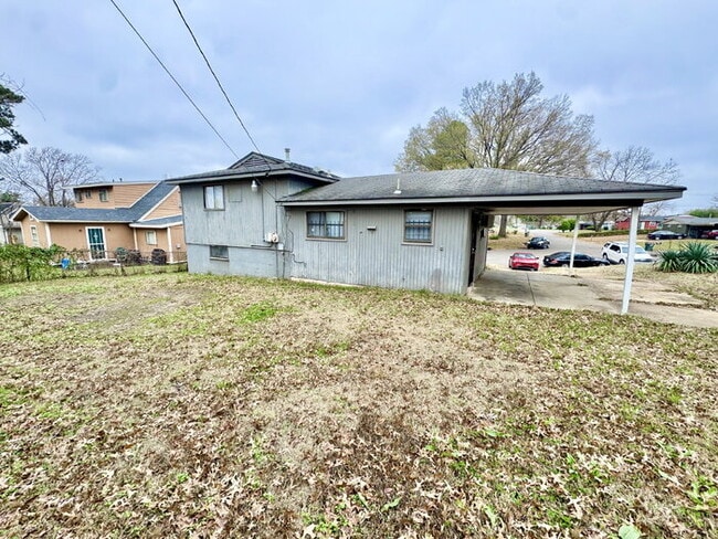 Building Photo - 735 Ledbetter Ave