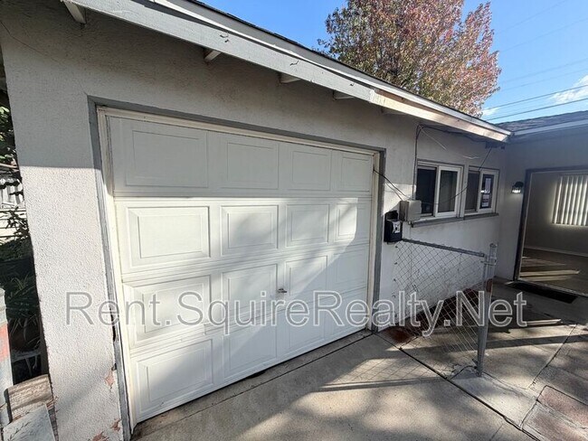 Building Photo - 902 N Angeleno Ave