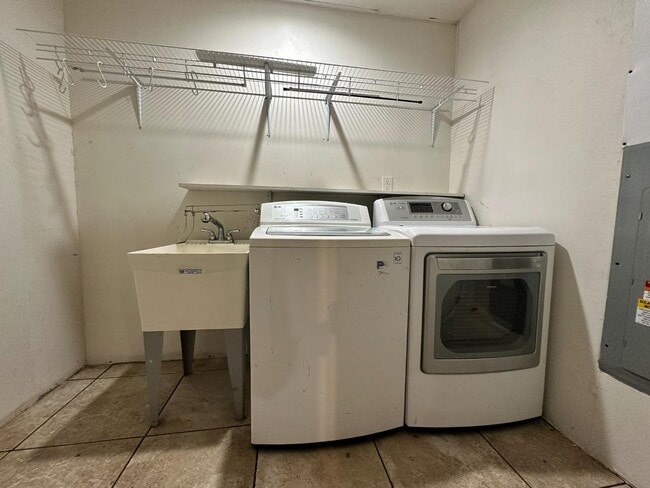 Building Photo - 2833 Kent Dr