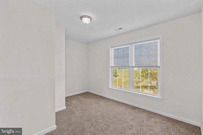 Building Photo - 100 Holiday Ct