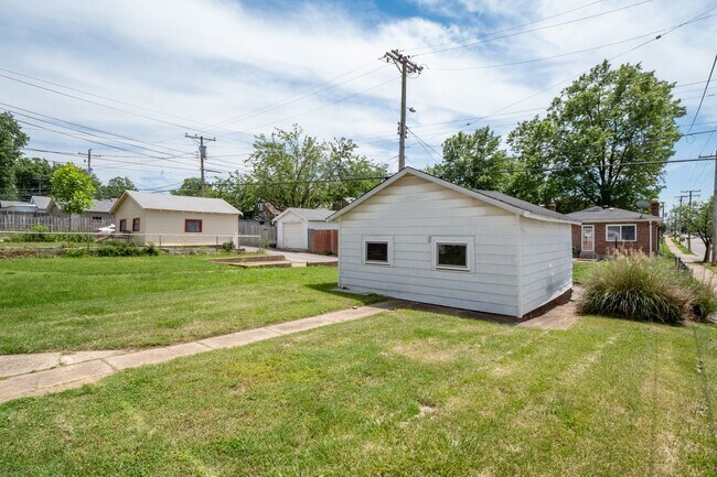 Building Photo - 5352 Itaska St