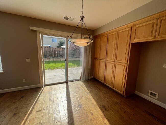 Building Photo - 4 bedroom home with 3 car garage in Patterson!