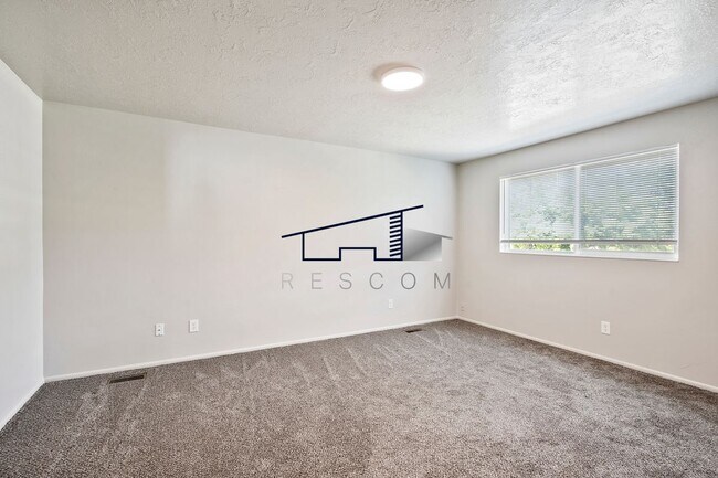 Building Photo - 221 N Pingree Ave