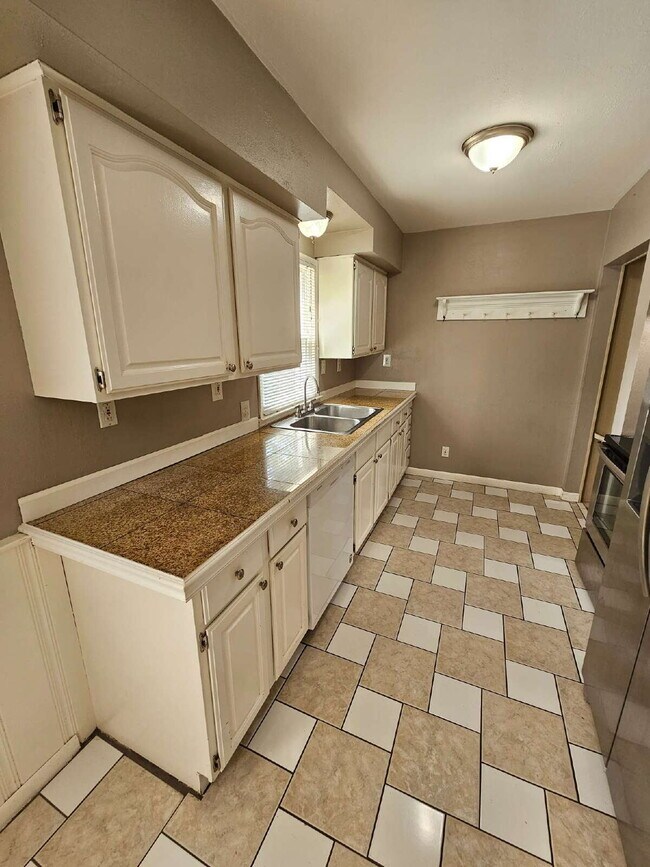 Building Photo - 2125 W 14 Mile Rd