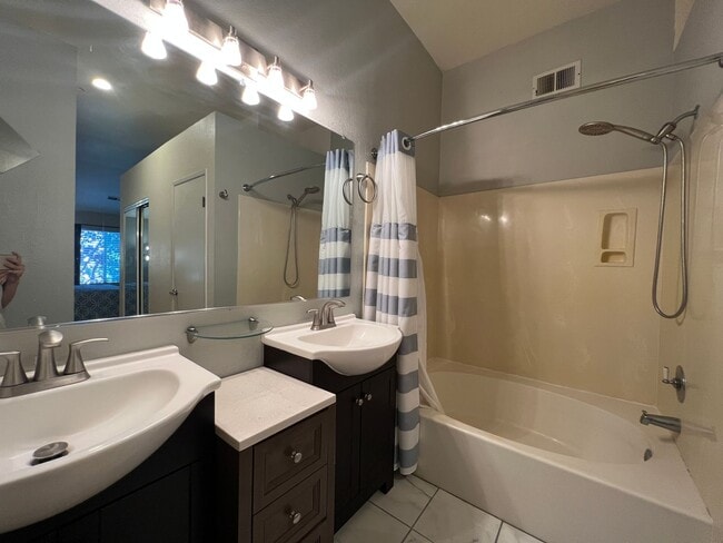 Building Photo - Sharp Contemporary 2 Bedroom 2.5 Bath Two Story Condo in San Jose