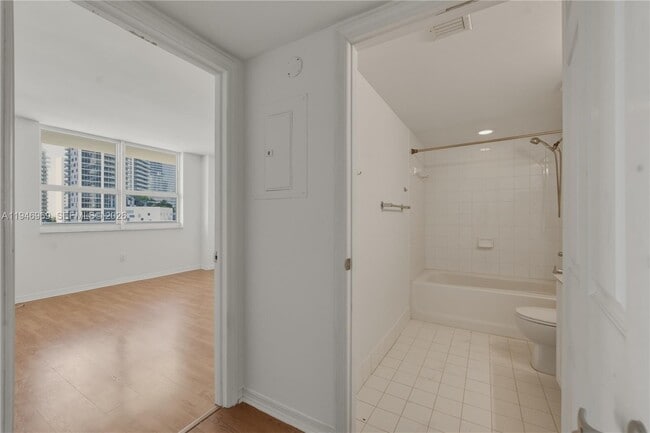 Building Photo - 1155 Brickell Bay Dr