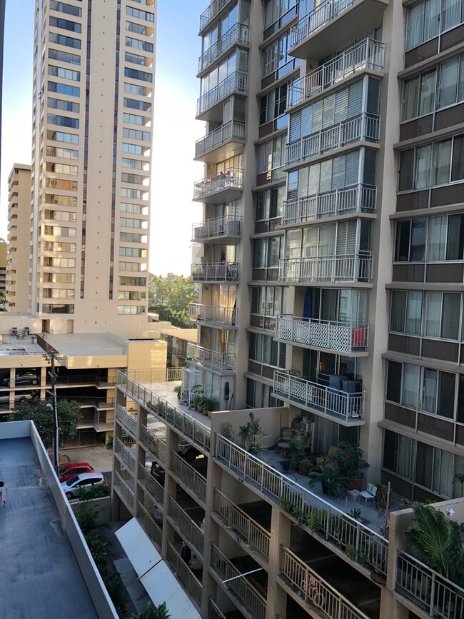 Building Photo - Ala Wai Townhouse