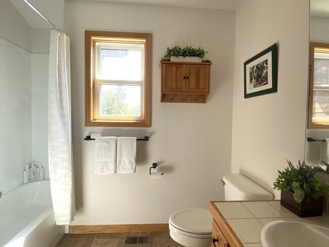 Building Photo - 28 Valley View Ln