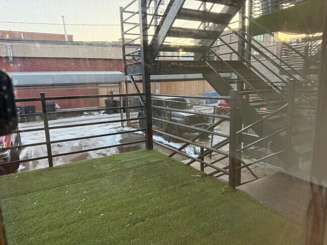 Building Photo - 2207 W Warren Blvd