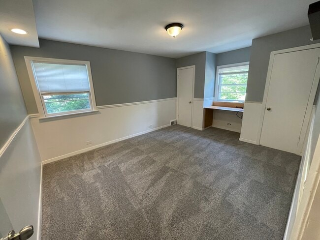 Building Photo - 836 W Everett Rd