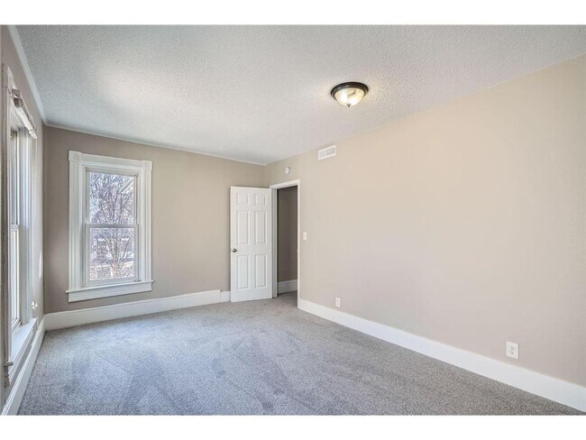 Building Photo - 707 Jenks Ave E