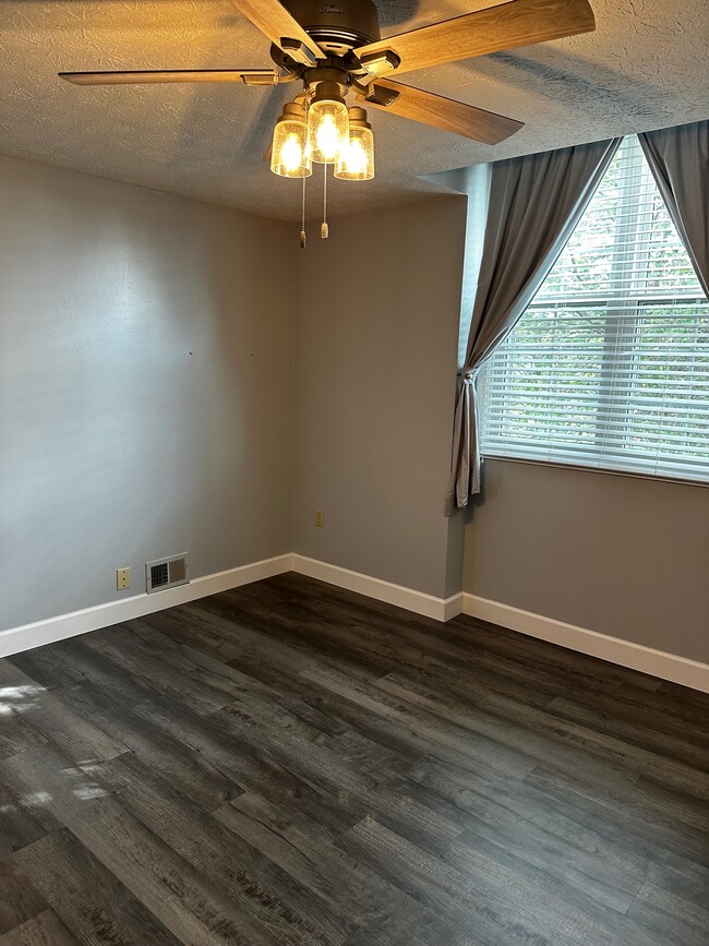 Building Photo - 5 White Oak Bend