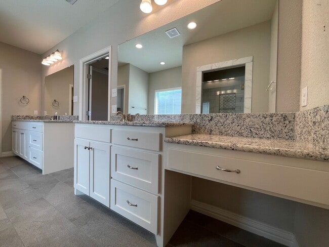Building Photo - AVAILABLE NOW 3 BEDROOM 2 BATH WITH OFFICE...