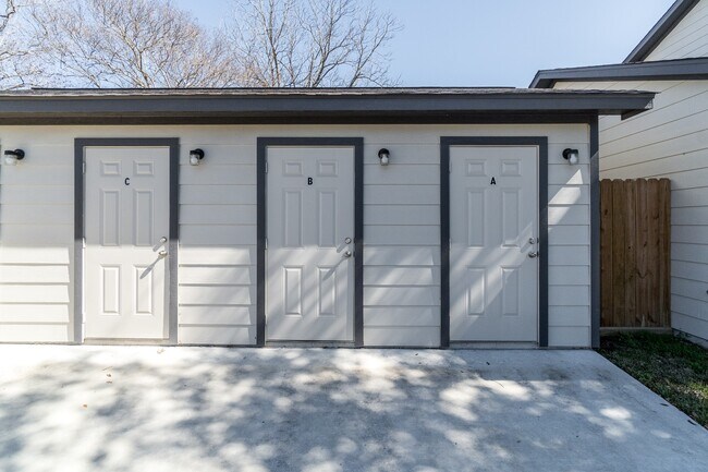 Building Photo - 207 N Poplar St