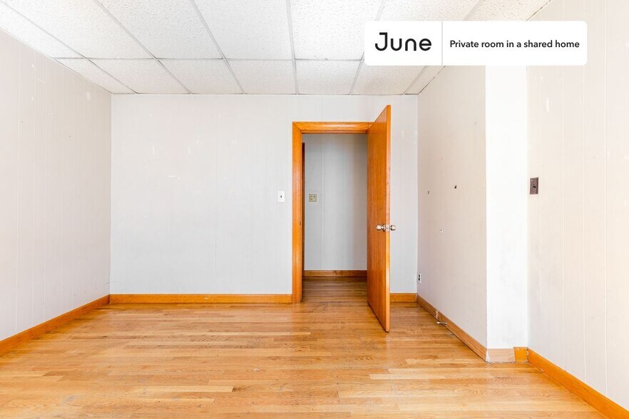 Building Photo - Room in Shared 5 bed/1 bath home