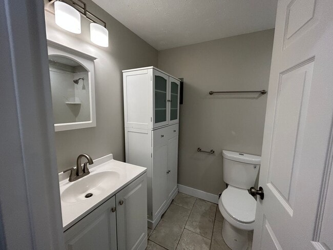 Building Photo - 2 Bedroom 1 Bathroom Basement Apartment