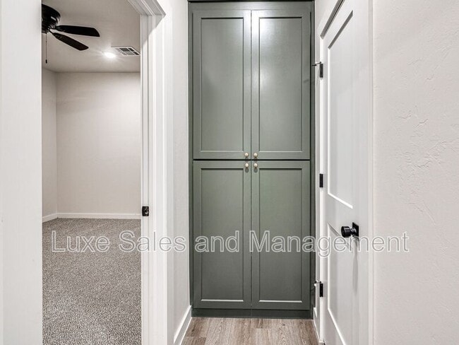 Building Photo - 606 W 2nd St