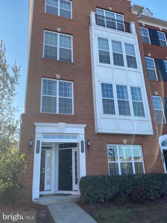 Building Photo - 43075 Thoroughfare Gap Terrace