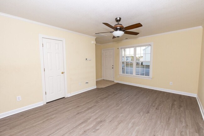 Building Photo - 104 Streamwood Dr