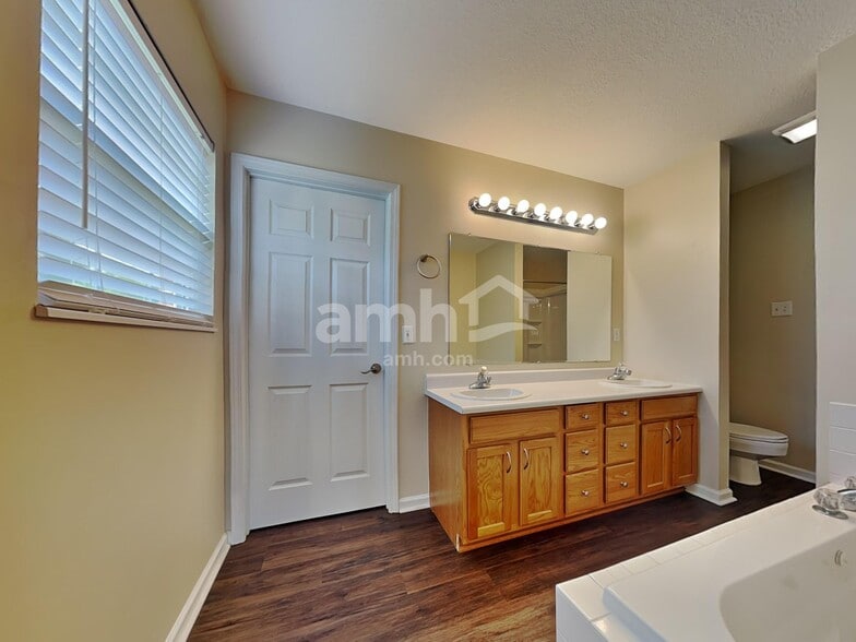 Building Photo - 1710 Stilwell Cir