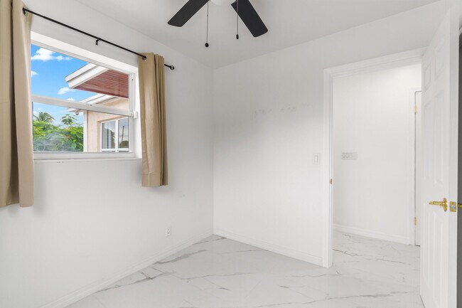 Building Photo - 201 NE 28th Ct