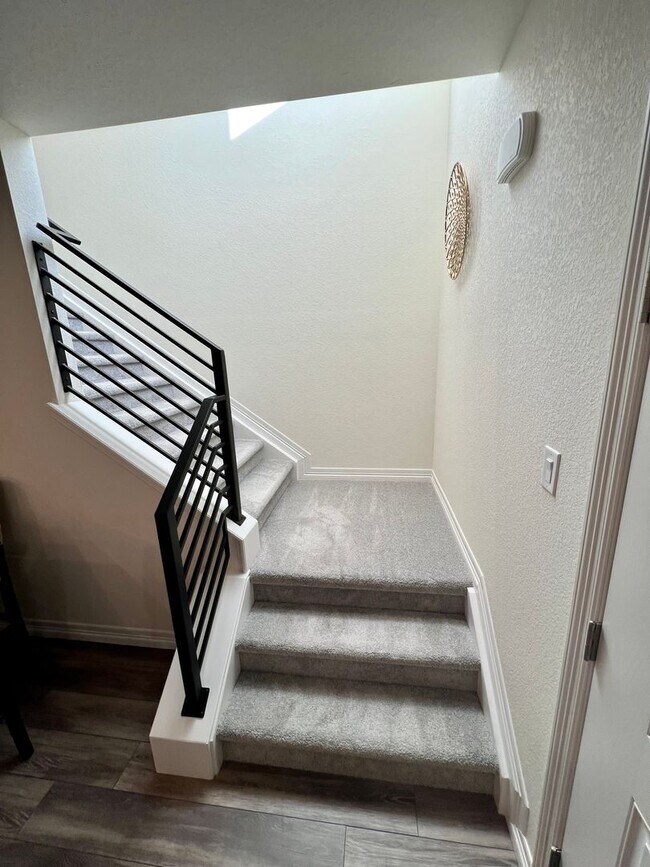 Building Photo - Almost New 3BD 2.5Bath Townhouse