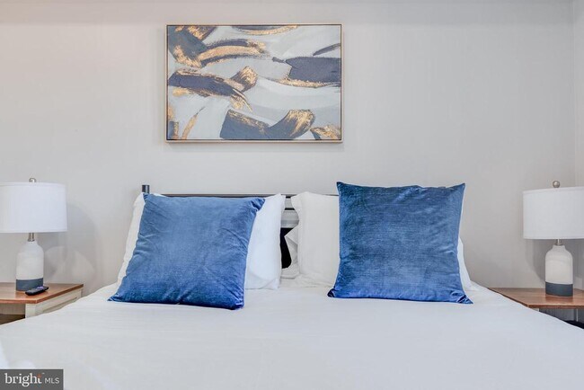 Building Photo - 1255 Raum St NE