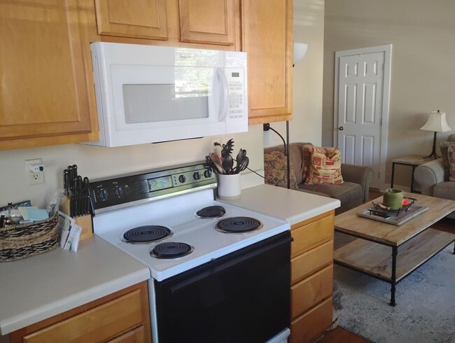 Building Photo - 425 Caplewood Dr