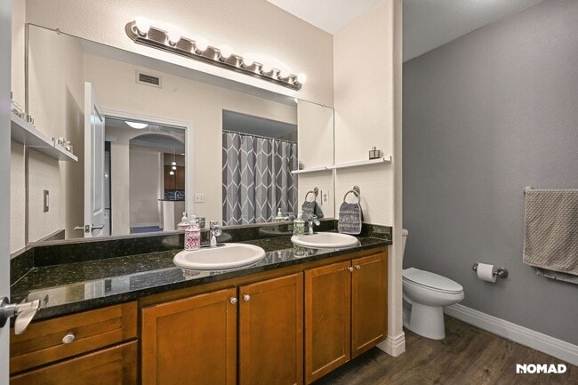 Building Photo - Charming 1.5BR Condo in Englewood