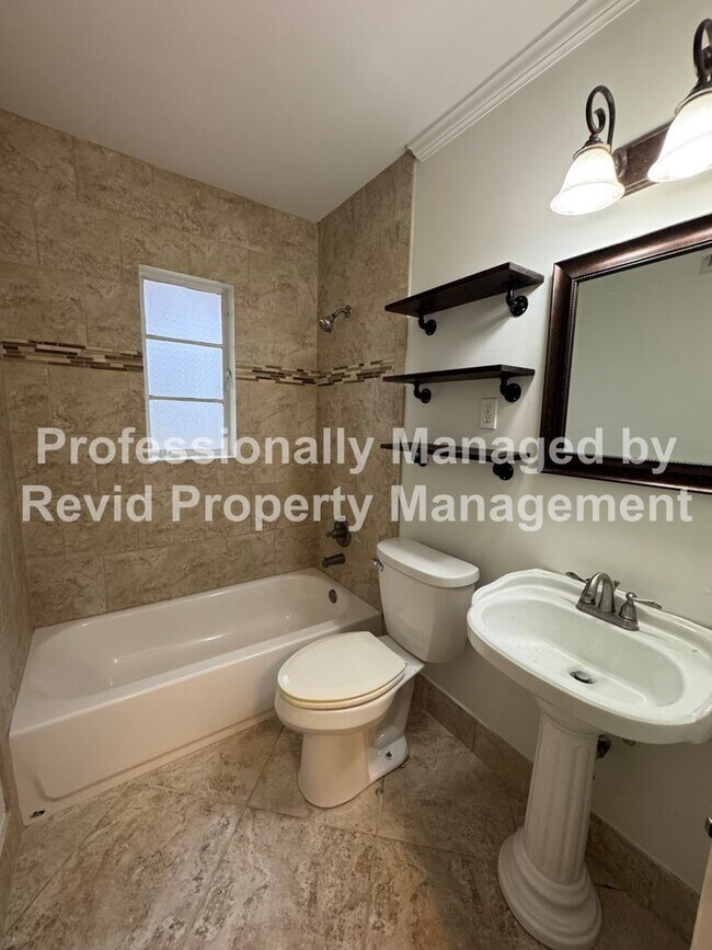 Building Photo - Updated 3 bedroom 2 bathroom home in East Memphis!