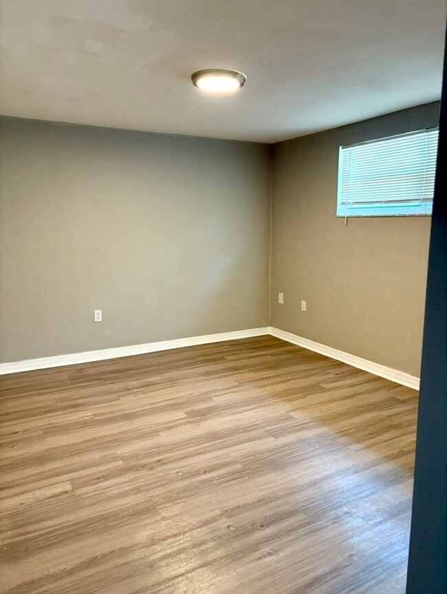 Building Photo - Lovely 3 Bed 2.5 Bath w/ Den and 2 Car Garage