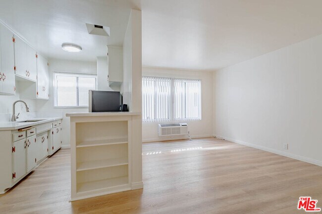 Building Photo - 758 N Hudson Ave