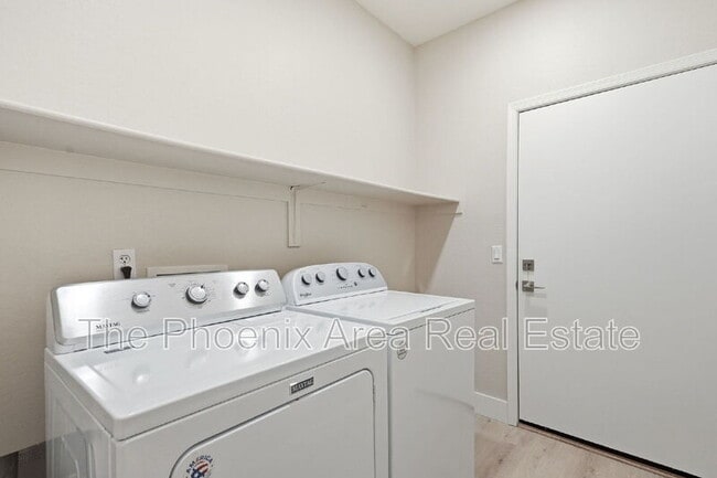 Building Photo - 554 E San Carlos Way