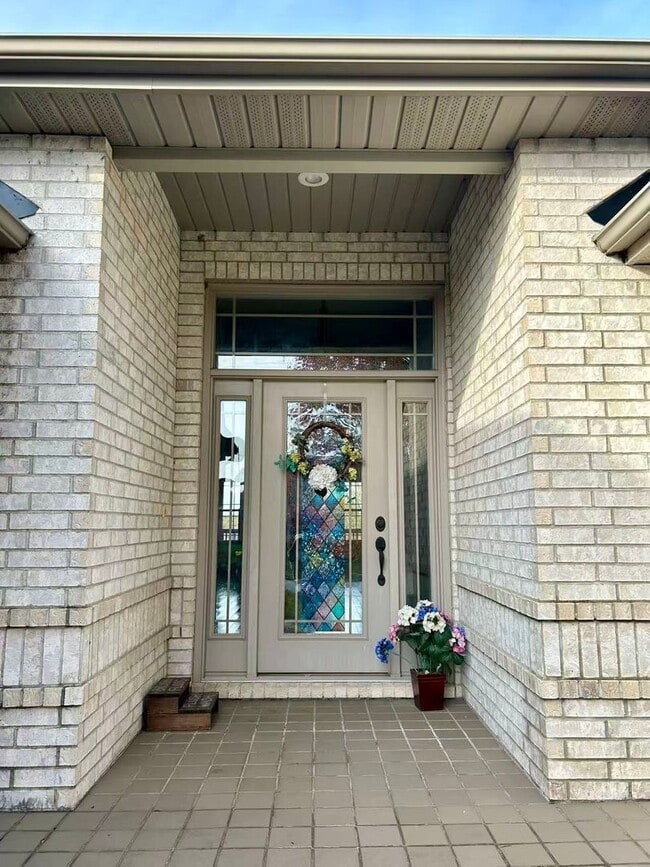 Building Photo - 5 bedroom and 3 bathroom two level house