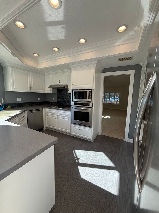 Building Photo - Spacious End-of-Culdesac 4-bed, 2.5-bath Home with Private Sparkling Pool & Spa