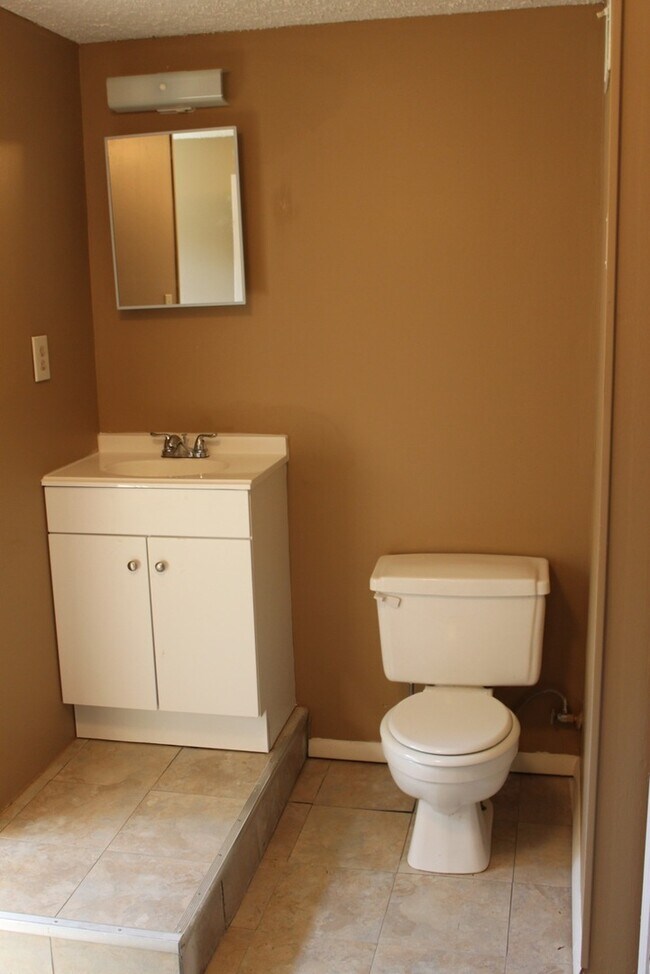 Building Photo - AVAILABLE NOW! Beautiful 3 Bedroom Home in...