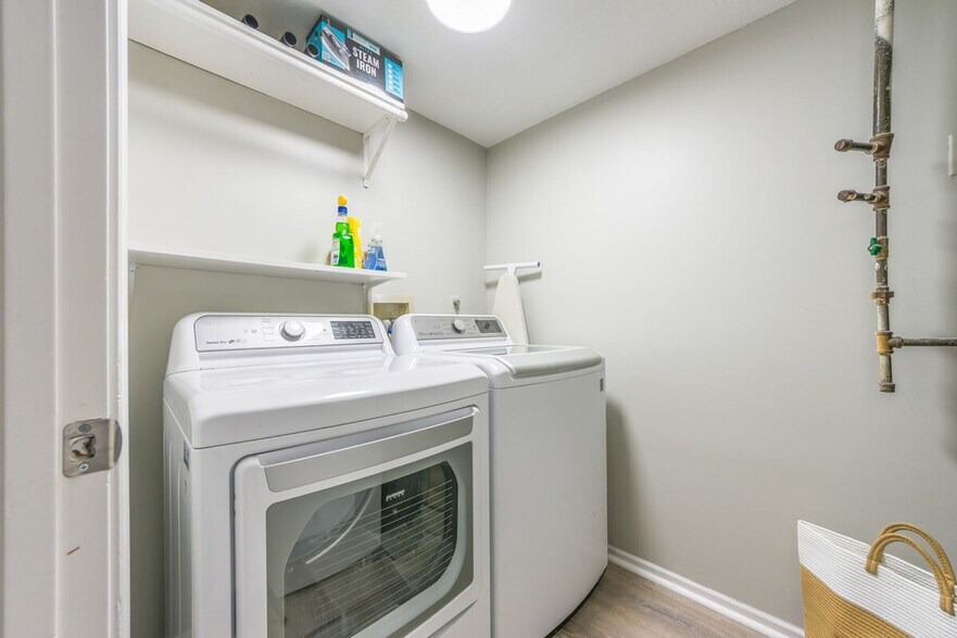 Building Photo - 433 Spring Ave