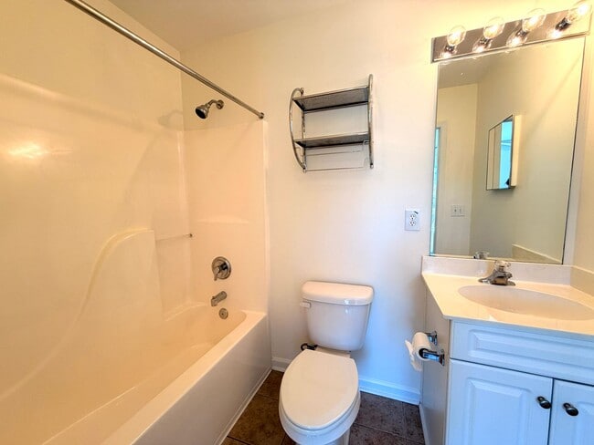 Building Photo - Spacious 3BR/3BA AVAILABLE NOW!