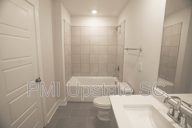 Building Photo - 35 Galley Ln