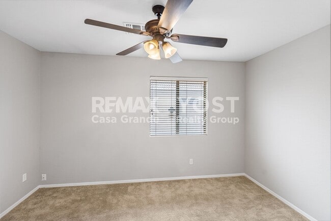 Building Photo - Open Concept living with tons of living space!