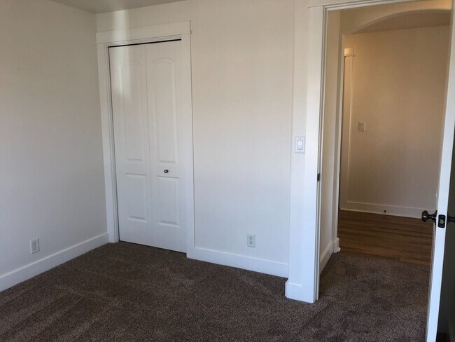 Building Photo - Nice 4 bedroom home with open floor plan and great outdoor space