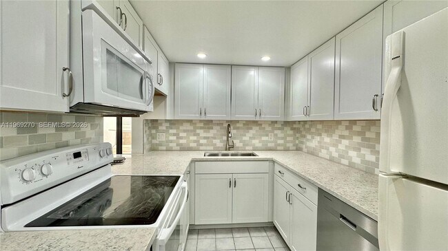 Building Photo - 330 SE 20th Ave