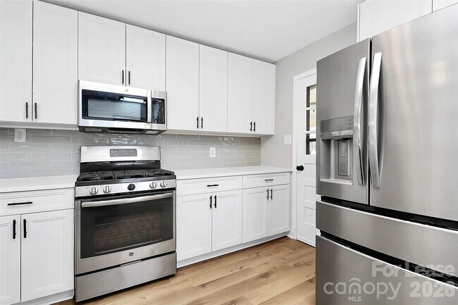 Building Photo - 526 Julia Ave