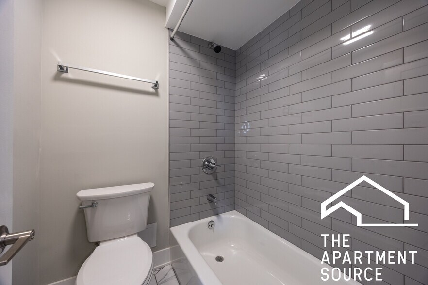 Building Photo - 1223 N La Salle Dr