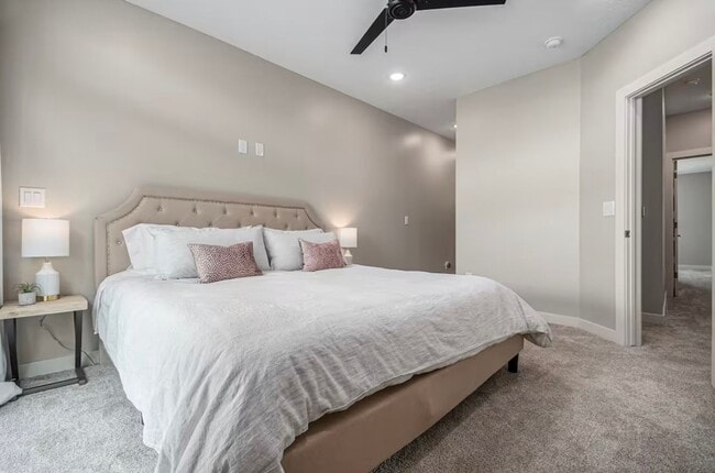 Building Photo - Fully Furnished 2 Master Suites | Luxe Townhome Near UNMC