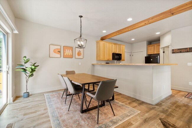 Building Photo - Charming, Furnished 3 bedroom Home w/ Garage