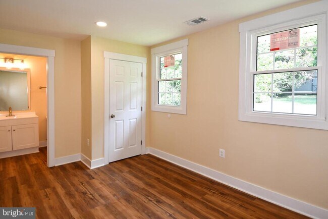Building Photo - 5523 Halwis St