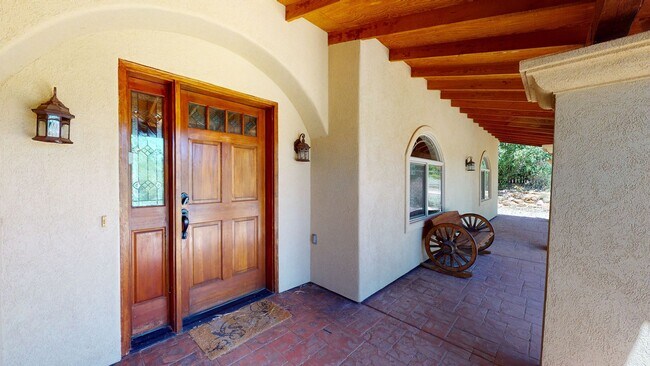 Building Photo - 3 Bedroom House by the Golf Course Fully Furnished